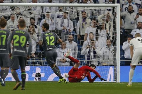 Real Madrid's goalkeeper Thibaut Courtois, fails to stop a penalty shot by Real Sociedad's Willian, 3rd from left, during a Spanish La Liga soccer match between Real Madrid and Real Sociedad at the Santiago Bernabeu stadium in Madrid, Spain, Sunday, Jan. 6, 2019. (AP Photo/Paul White)