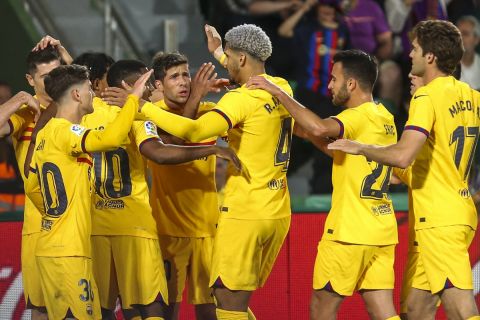 Οι παίκτες της Μπαρτσελόνα πανηγυρίζουν γκολ που σημείωσαν κόντρα στην Έλτσε για τη La Liga 2022-2023 στο "Μαρτίνεθ Βαλέρο", Έλτσε | Σάββατο 1 Απριλίου 2023