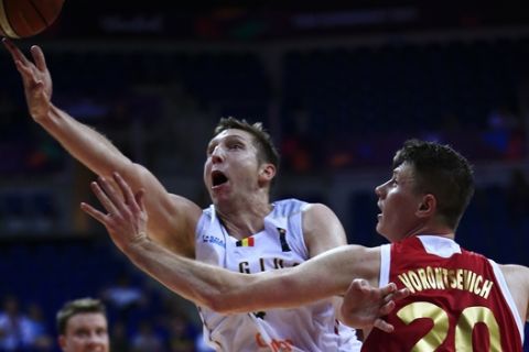Belgium's Maxime de Zeeuw, left, jumps to score a basket as Russia's Andrey Vorontsevich, right, tries to stop him, during their Eurobasket European Basketball Championship Group D match in Istanbul, Monday, Sept. 4, 2017. Russia won the match 76-67.(AP Photo/Lefteris Pitarakis)