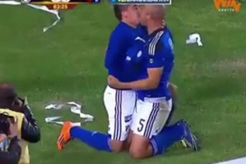 Φιλήθηκαν στο στόμα μετά το γκολ! 