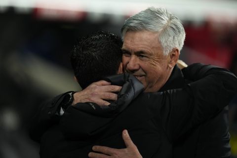 Ο Κάρλο Αντσελότι αγκαλιάζεται με τον Τσάβι στο πλαίσιο αγώνα της Ρεάλ με την Μπαρτσελόνα | 20 Μαρτίου 2022