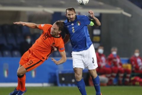 Netherlands' Luuk De Jong, left, and Italy's Giorgio Chiellini battle for the ball during the UEFA Nations League soccer match between Italy and the Netherlands at Azzurri d'Italia stadium in Bergamo, Italy, Wednesday, Oct. 14, 2020. (AP Photo/Antonio Calanni)