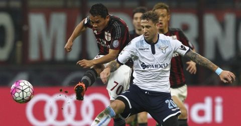 MILAN, ITALY - MARCH 20:  Carlos Bacca of AC Milan competes for the ball with Lucas Biglia of SS Lazio during the Serie A match between AC Milan and SS Lazio at Stadio Giuseppe Meazza on March 20, 2016 in Milan, Italy.  (Photo by Marco Luzzani/Getty Images)