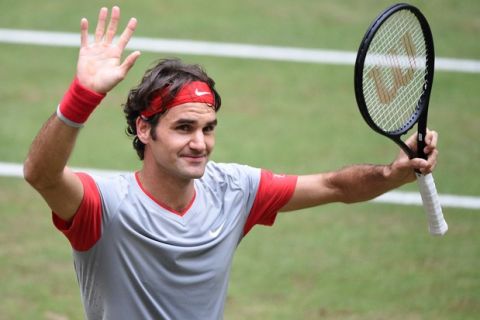 HALLE, GERMANY - JUNE 15:  Roger Federer of Switzerland celebrates after winning the final match against Alejandro Falla of Colombia of the Gerry Weber Open at Gerry Weber Stadium on June 15, 2014 in Halle, Germany.  (Photo by Thomas Starke/Bongarts/Getty Images)