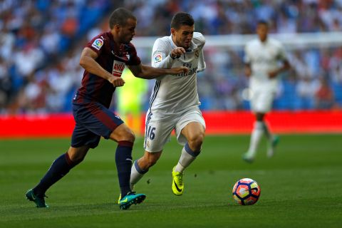 Real Madrid's Mateo Kovacic, right, vies for the ball with Eibar's Pedro Leon during the Spanish La Liga soccer match between Real Madrid and Eibar at the Santiago Bernabeu stadium in Madrid, Sunday, Oct. 2, 2016. (AP Photo/Francisco Seco)