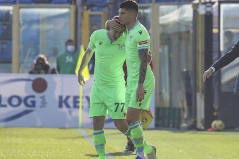 Οι παίκτες της Λάτσιο πανηγυρίζουν γκολ τους κόντρα στην Αταλάντα στο Μπέργκαμο σε ματς των δύο ομάδων για την Serie A