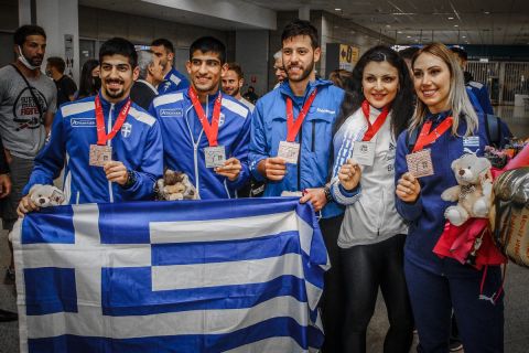 Οι πέντε πρωταθλητές του ευρωπαϊκού πρωταθλήματος καράτε στην επιστροφή τους στην Ελλάδα.