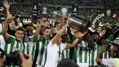 Players of Colombia's Atletico Nacional lift the trophy after winning the Copa Libertadores final soccer match against Ecuador's Independiente del Valle, in Medellin, Colombia, Wednesday, July 27, 2016. (AP Photo/Fernando Vergara)