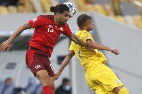 Ο Ρικάρντο Ροντρίγκες με τον Άντριι Γιαρμολένκο στον αγώνα Ουκρανία - Ελβετία για το Nations League