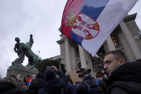 Σέρβος διαδηλωτής έξω από τη Βουλή στο Βελιγράδι 
