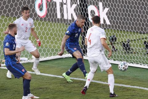 Ο Κούτσκα στέλνει την μπάλα στα δίχτυα της ομάδας του, στην αναμέτρηση της Σλοβακίας με την Ισπανία