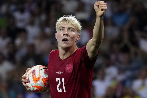 Ο Ράσμους Χόιλουντ πανηγυρίζει γκολ με τη φανέλα της Δανίας κόντρα στην Σλοβενία για τα προκριματικά του Euro 2024 | 19 Ιουνίου 2023