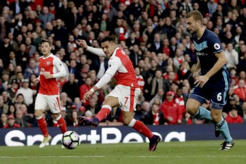 Arsenal's Alexis Sanchez, center, fails to score a shot during the English Premier League soccer match between Arsenal and Middlesbrough at the Emirates Stadium in London, Saturday, Oct. 22, 2016. (AP Photo/Matt Dunham)