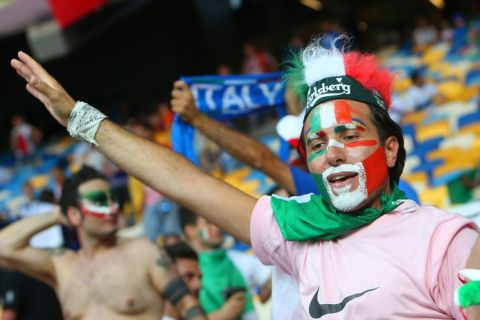 Ιταλοί πανηγυρίζουν τα γκολ της Ισπανίας (vid)!