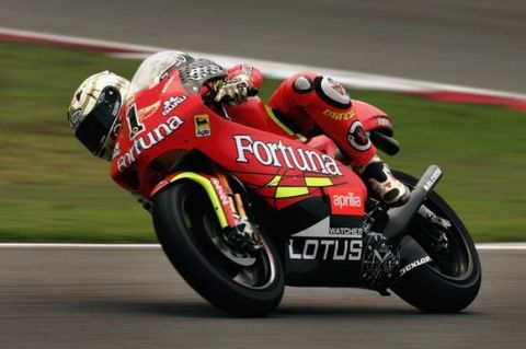 SHANGHAI, CHINA - MAY 06:  Jorge Lorenzo of Spain and team Fortuna Aprilia on his way to victory in the 250cc Motorcycle Grand Prix of China at the Shanghai International Circuit May 6, 2007 in Shanghai, China.  (Photo by Adam Pretty/Getty Images)