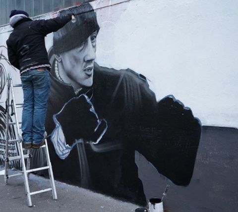Ένα αρτίστας έκανε πυγμαχικό γκραφίτι με τον Christophe Dettinger