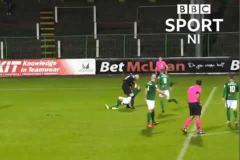 Τερματοφύλακας ομάδας της Βόρειας Ιρλανδίας χτύπησε συμπαίκτη του και αποβλήθηκε