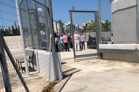 ΑΕΚ: Οπαδοί έξω από τα γραφεία του ΕΣΑΚΕ λίγο πριν από την έναρξη του ΔΣ για τις αδειοδοτήσεις