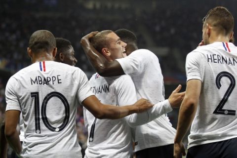France's Antoine Griezmann, center left, celebrates after scoring his side's 2nd goal with teammates during a friendly soccer match between France and Italy at the Allianz Riviera stadium in Nice, southern France, Friday, June 1, 2018. (AP Photo/Claude Paris)