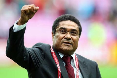 GENEVA - JUNE 07:  Eusebio waves to the fans during the UEFA EURO 2008 Group A match between Portugal and Turkey at Stade de Geneve on June 7, 2008 in Geneva, Switzerland.  (Photo by Laurence Griffiths/Getty Images)