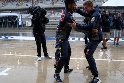 AUSTIN, TX - OCTOBER 24:  Daniel Ricciardo of Australia and Infiniti Red Bull Racing and Daniil Kvyat of Russia and Infiniti Red Bull Racing dance in the pit lane to entertain the fans after qualifying was suspended due to bad weather for the United States Formula One Grand Prix at Circuit of The Americas on October 24, 2015 in Austin, United States.  (Photo by Mark Thompson/Getty Images)
