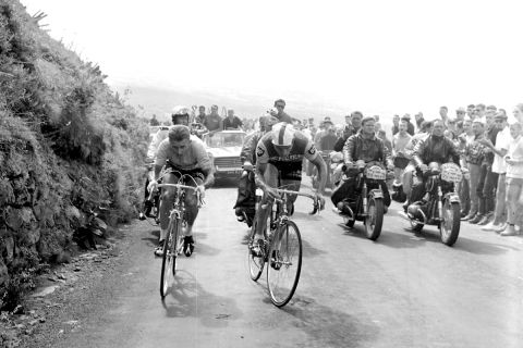 Μετά από 35 χρόνια απουσίας, το Puy de Dôme επιστρέφει φέτος στο Tour. Εδώ, η θρυλική μονομαχία ανάμεσα στον Ζακ Ανκετίλ (αριστερά) και τον Ρεμόν Πουλιντόρ στον γύρο Γαλλίας του 1964. 