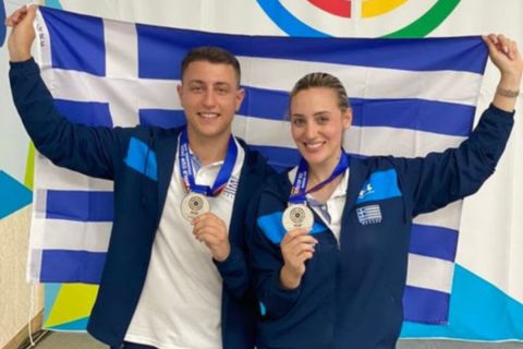 Η Άννα Κορακάκη μαζί με τον αδερφό της, Διονύση, κρατούν την ελληνική σημαία και το αργυρό μετάλλιο που κατέκτησαν στον τελικό του μικτού 