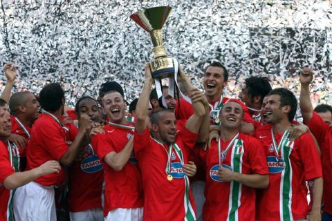 Juventus's Alessandro del Piero holds aloft the trophy after his team clinched its second straight Serie A soccer title, at the Bari San Nicola stadium, Sunday, May 14, 2006. Juventus defeated Reggina 2-0. (AP Photo/Francesco Pecoraro)