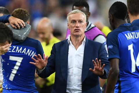 France's coach Didier Deschamps speaks to the players during the Euro 2016 final football match between France and Portugal at the Stade de France in Saint-Denis, north of Paris, on July 10, 2016. / AFP / FRANCK FIFE        (Photo credit should read FRANCK FIFE/AFP/Getty Images)