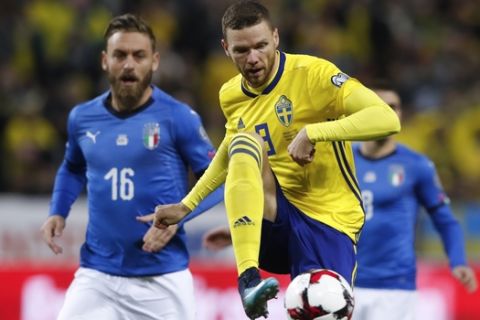 Sweden's Marcus Berg kicks the ball as Italy's Daniele De Rossi looks at him, during the World Cup qualifying play-off first leg soccer match between Sweden and Italy, at the Friends Arena in Stockholm, Friday, Nov. 10, 2017. (AP Photo/Frank Augstein)
