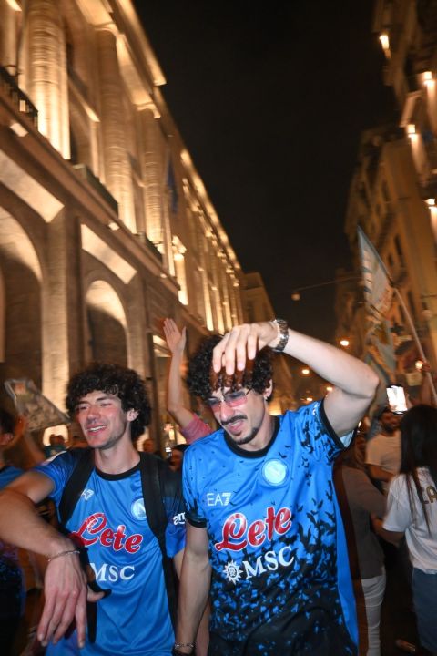 Το SPORT24 στη Νάπολη: Ο κόσμος στους δρόμους, με τη νύχτα να γίνεται μέρα