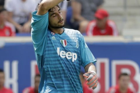 Juventus goalkeeper Mattia Perin in action during the second half of an International Champions Cup tournament soccer match against Benfica, Saturday, July 28, 2018, in Harrison, N.J. (AP Photo/Julio Cortez)