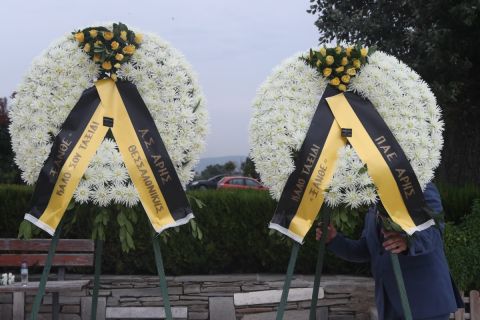 Η κηδεία του Γιάννη Ιωαννίδη: Πλήθος κόσμου τον συνόδευσε στην τελευταία κατοικία του
