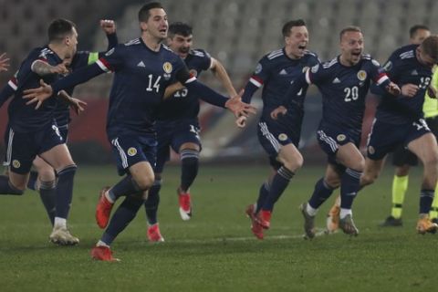 Οι παίκτες της εθνικής Σκωτίας πανηγυρίζουν την πρόκριση στην τελική φάση του Euro 2020 μετά την επικράτηση με 5-4 στα πέναλτι της Σερβίας