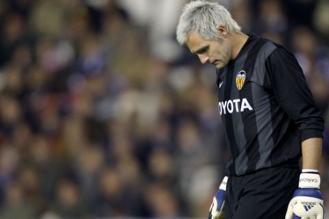 Valencia goalkeeper Santiago Canizares from Spain reacts during the Group B Champions League soccer match against Schalke 04 at the Mestalla Stadium in Valencia, Spain, Wednesday, Nov . 28, 2007. (AP Photo/Fernando Bustamante)