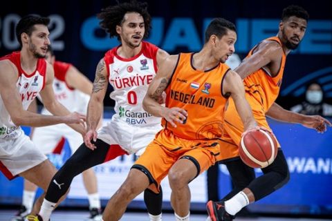 Ο Σέιν Λάρκιν σε φάση από τον αγώνα Ολλανδία - Τουρκία για τα προκριματικά του Eurobasket 2022