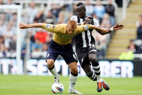 Fulham's Steve Sidwell, left, vies for the ball with Newcastle United's  Cheik Tiote, right, during their English Premier League soccer match at St James' Park, Newcastle, England, Sunday, Aug. 28, 2011. (AP Photo/Scott Heppell)