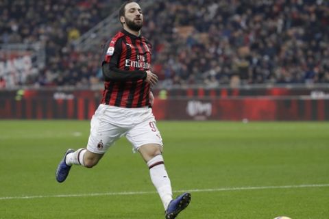 AC Milan coach AC Milan's Gonzalo Higuain tries to control the ball during a Serie A soccer match between AC Milan and Fiorentina, at the San Siro stadium in Milan, Italy, Saturday, Dec. 22, 2018. (AP Photo/Luca Bruno)