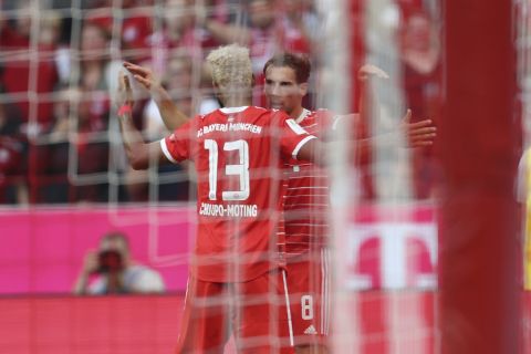 Ο Λέον Γκορέτσκ της Μπάγερν πανηγυρίζει με τον Ερίκ Μαξίμ Τσούπο Μότινγκ γκολ που σημείωσε κόντρα στη Μάιντς για την Bundesliga 2022-2023 στην "Άλιαντς Αρένα", Μόναχο | Σάββατο 29 Οκτωβρίου 2022