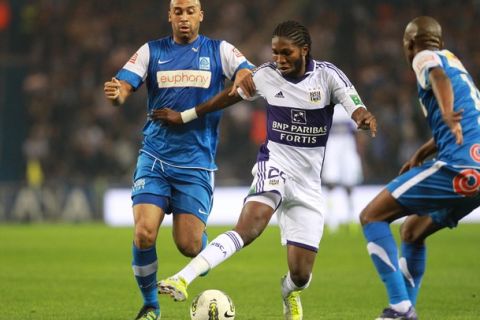 Genk's Anthony Vanden Borre (L) vies for the ball Anderlecht's Dieumerci Mbokani during their Jupiler Pro League match between KRC Genk and RSC Anderlecht, in Genk, on October 2, 2011, on the ninth day of the Belgian soccer championship. AFP PHOTO / BELGA / VIRGINIE LEFOUR   ***BELGIUM OUT*** (Photo credit should read VIRGINIE LEFOUR/AFP/Getty Images)