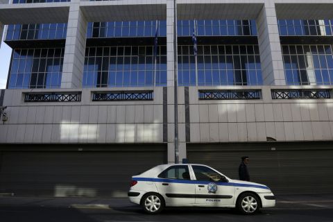 Συνοδεία αστυνομικών δυνάμεων οδηγέιται στο Εφετείο Αθηνών ο 29χρονος συλληφθείς που φέρεται να σχετίζετα με τις αποστολές φακέλων με εκρηκτικούς μηχανισμούς στον πρώην πρωθυπουργό Λουκά Παπαδήμο αλλά και σε αξιωματούχους της Ευρωπαϊκής Ένωσης, την Κυριακή 29 Οκτωβρίου 2017.
(EUROKINISSI/ΓΙΑΝΝΗΣ ΠΑΝΑΓΟΠΟΥΛΟΣ)