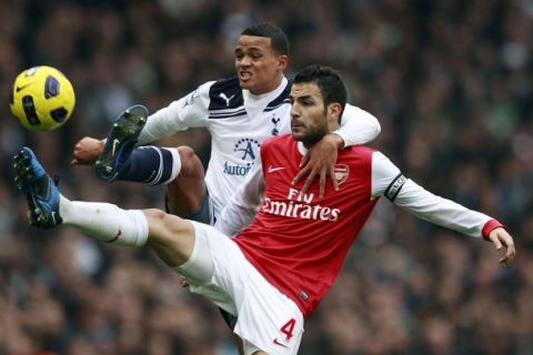 Arsenal's Cesc Fabregas (R) challenges Tottenham Hotspur's Jermaine Jenas during their English Premier League soccer match at the Emirates Stadium in London November 20, 2010.    REUTERS/Eddie Keogh (BRITAIN - Tags: SPORT SOCCER) NO ONLINE/INTERNET USAGE WITHOUT A LICENCE FROM THE FOOTBALL DATA CO LTD. FOR LICENCE ENQUIRIES PLEASE TELEPHONE ++44 (0) 207 864 9000