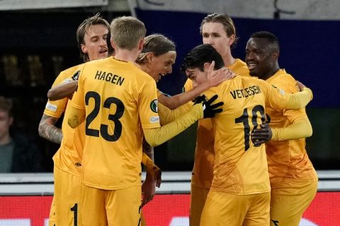 Οι παίκτες της Μπόντο Γκλιμτ πανηγυρίζουν γκολ που σημείωσαν κόντρα στην Άλκμααρ για τη φάση των 16 του Europa Conference League 2021-2022 στo "ΑΦΑΣ", Άλκμααρ | Πέμπτη 17 Μαρτίου 2022