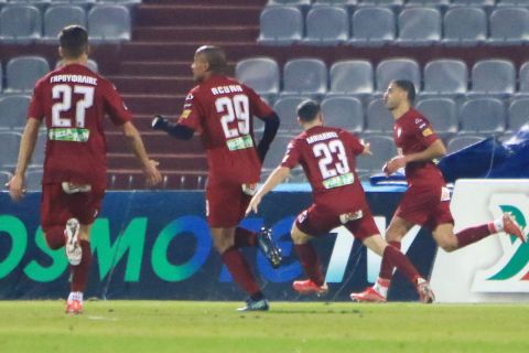 Οι παίκτες της ΑΕΛ πανηγυρίζουν το γκολ του Ταχάρ επί του ΠΑΟΚ | 1 Δεκεμβρίου 2021