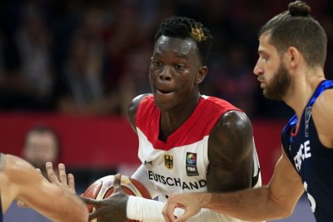 Germany's Dennis Schroder, center, drives to the basket as France's Antoine Diot, right, and Evan Fournier trie to block him during their Eurobasket European Basketball Championship round of 16 match in Istanbul, Saturday, Sept. 9. 2017. (AP Photo/Lefteris Pitarakis)