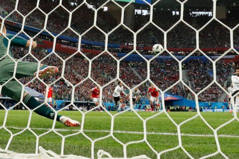 Egypt's Mohamed Salah scores his side's opening goal on a penalty during the group A match between Russia and Egypt at the 2018 soccer World Cup in the St. Petersburg stadium in St. Petersburg, Russia, Tuesday, June 19, 2018. (AP Photo/Martin Meissner))