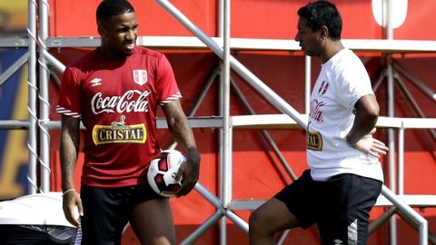Peru's Jefferson Farfan, left, talks with assistant Nolberto Solano, during a training session of the national soccer team in Lima, Peru, Thursday, March 17, 2016. Peru will face Venezuela in World Cup qualifying soccer match in Lima on March 24. (AP Photo/Martin Mejia)