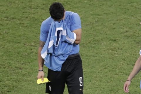 Uruguay's Luis Suarez, left, reacts after losing against Peru in a penalty kick shoot-out of the Copa America quarterfinal soccer match at the Arena Fonte Nova in Salvador, Brazil, Saturday, June 29, 2019. (AP Photo/Eraldo Peres)