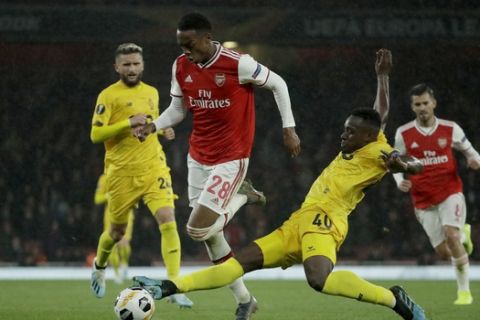 Standard Liege's Paul-Jose M'Poku, center right, competes for the ball with Arsenal's Joe Willock, 28, during the Europa League Group F soccer match between Arsenal and Standard Liege at the Emirates Stadium, in London, Thursday, Oct. 3, 2019. (AP Photo/Matt Dunham)