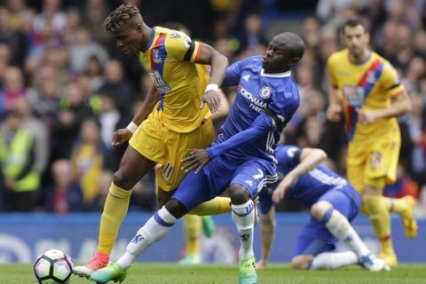 Chelsea's N'Golo Kante, right, vies for the ball with Crystal Palace's Wilfried Zaha during the English Premier League soccer match between Chelsea and Crystal Palace at Stamford Bridge stadium in London Saturday, April 1, 2017.(AP Photo/Alastair Grant)